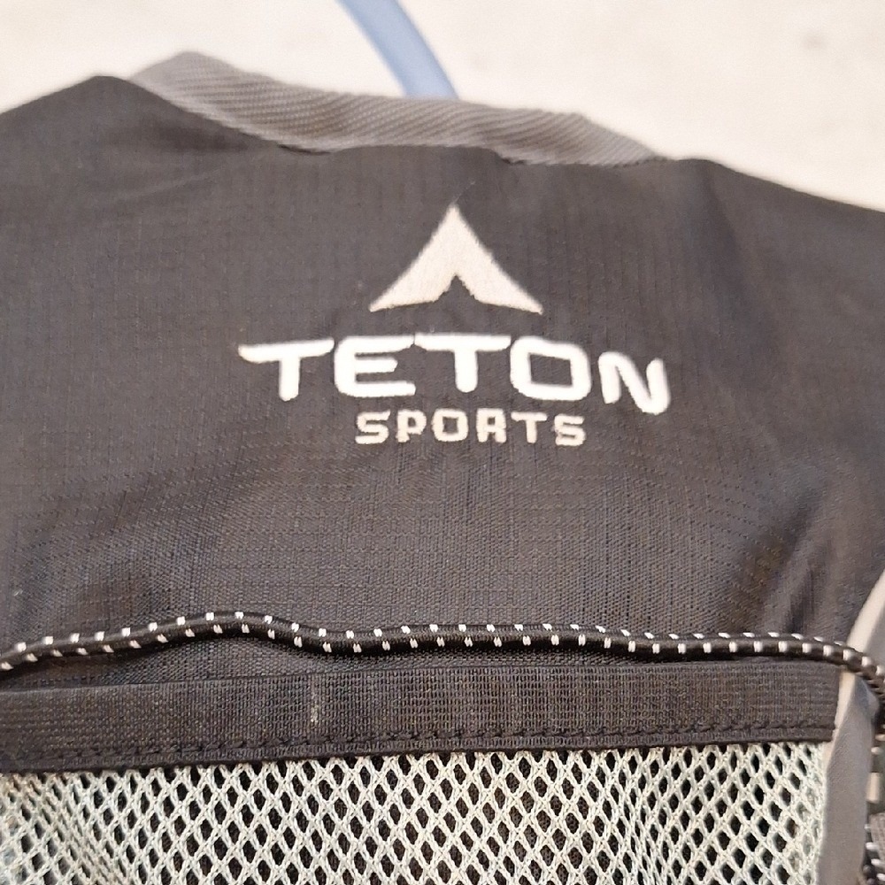 Teton Sports Camel Back Trailrunner 2 H2O Backpack Adjustable Strap Straw Biking - Picture 2 of 6